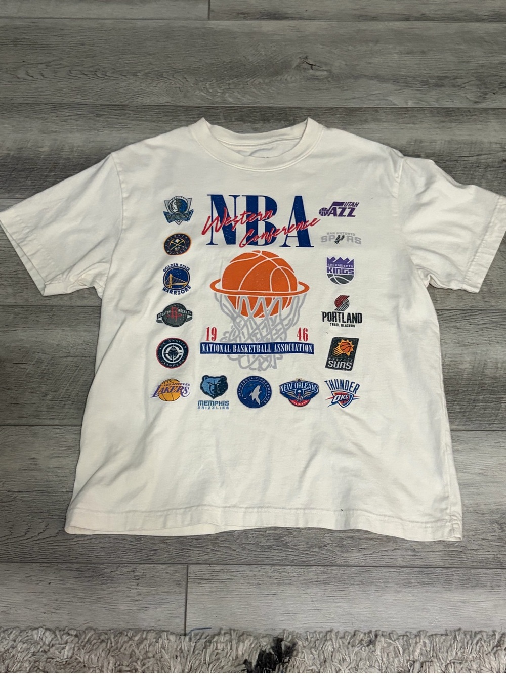 NBA White & Orange Logo Short Sleeve T-Shirt size small